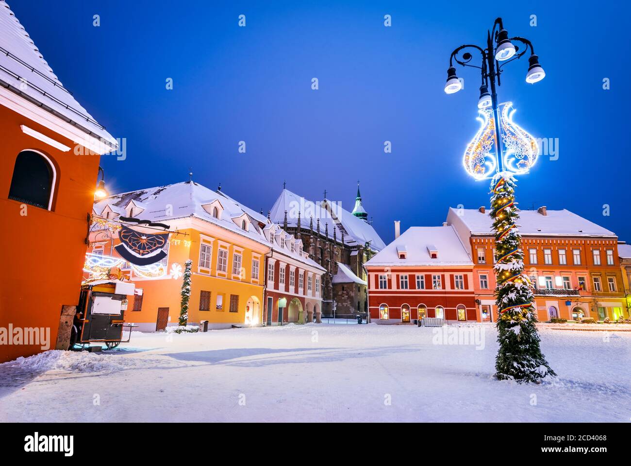 Piazza principale innevata invernale e Chiesa Nera centro di Brasov in Transilvania, Romania. Foto Stock