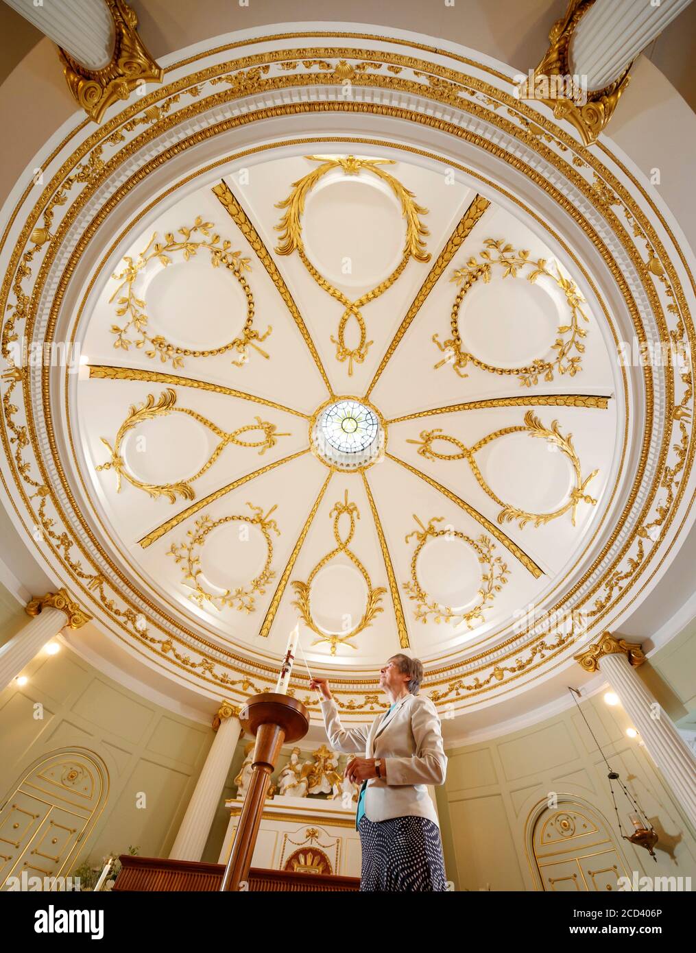 Suor Frances Orchard, superiore Provinciale, accende una candela nella cappella nascosta del XVIII secolo al Bar Convent, il più antico convento vivente d'Inghilterra, che riapre da settembre in seguito all'allentamento delle restrizioni di blocco. Foto Stock