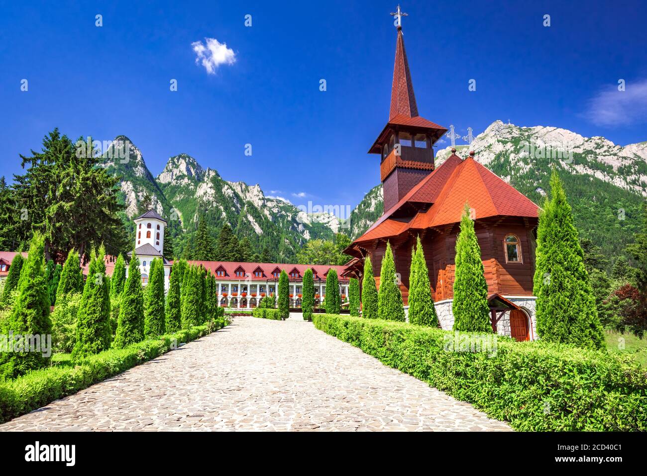 Busteni, Romania. Carpazi paesaggio con Caraiman Monastero e Bucegi Montagne in Romania, la valle turistica di Prahova. Foto Stock