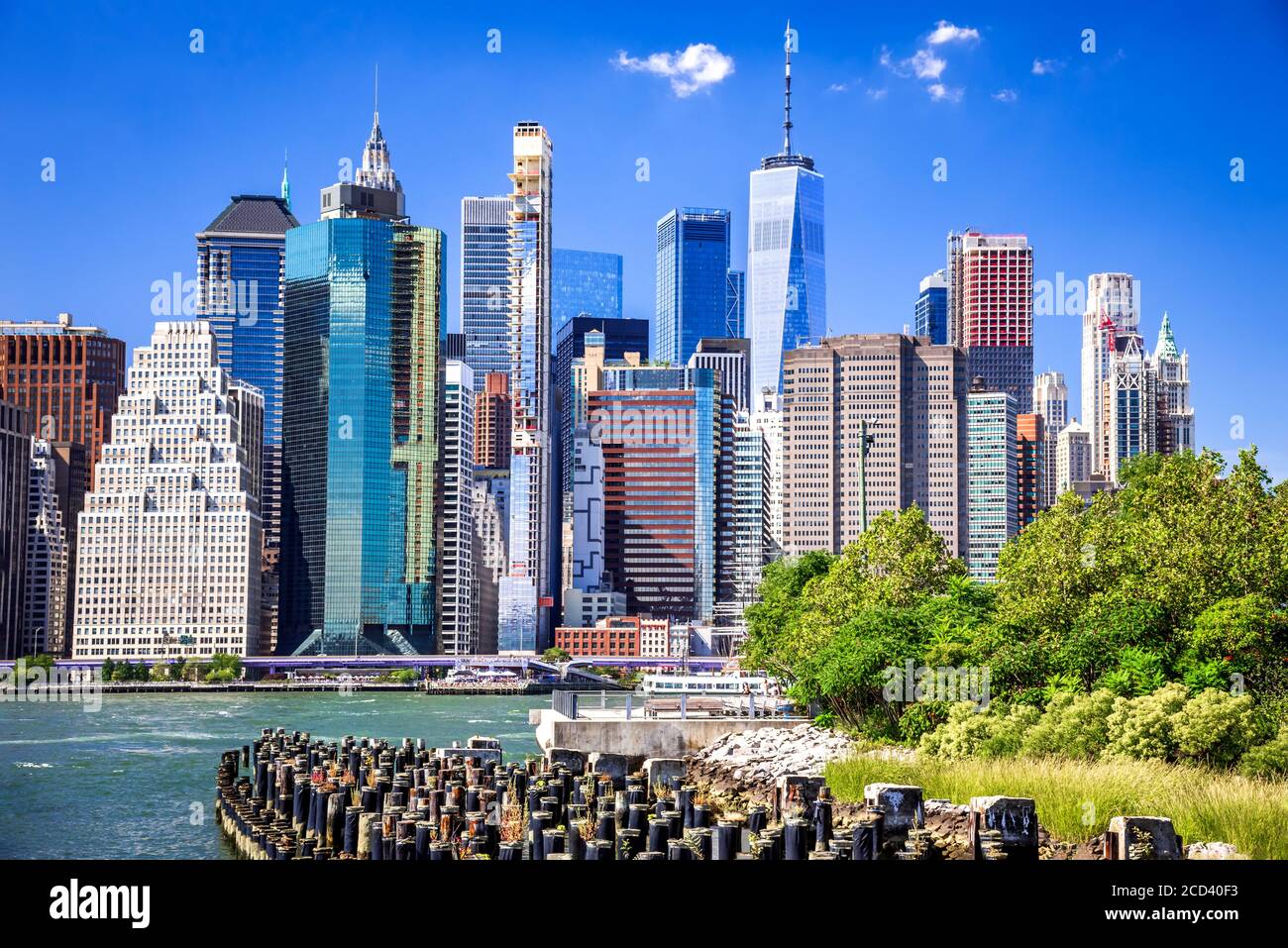 New York, Stati Uniti - Vista soleggiata dello skyline di Lower Manhattan da Brooklyn Park, Stati Uniti d'America. Foto Stock