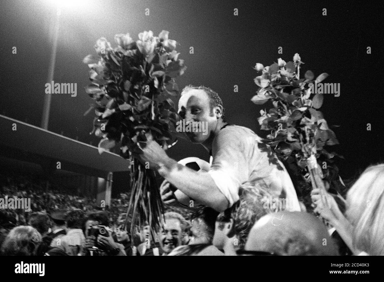 Norimberga, Germania. 19 agosto 2020. Uwe SEELER è un saluto dopo il suo ultimo Laenderspiel con un bouquet di fiori, i suoi compagni giocatori lo portano sulle loro spalle, Fußball-Laenderspiel (Germania - Ungheria 3: 1 a Norimberga su 09.09.1970, Â | Usage Worldwide Credit: dpa/Alamy Live News Foto Stock