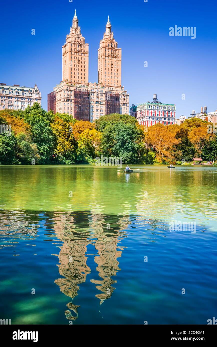 L'autunno di Central Park e gli edifici riflettono nel centro di Manhattan New York City, Stati Uniti d'America Foto Stock