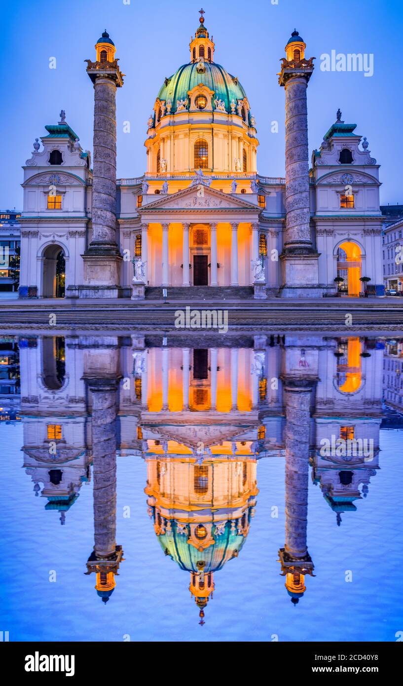Vienna, Austria. Vista notturna della famosa Chiesa di San Carlo, Karlskirche a Karlsplatz a Vienna, Austria. Foto Stock
