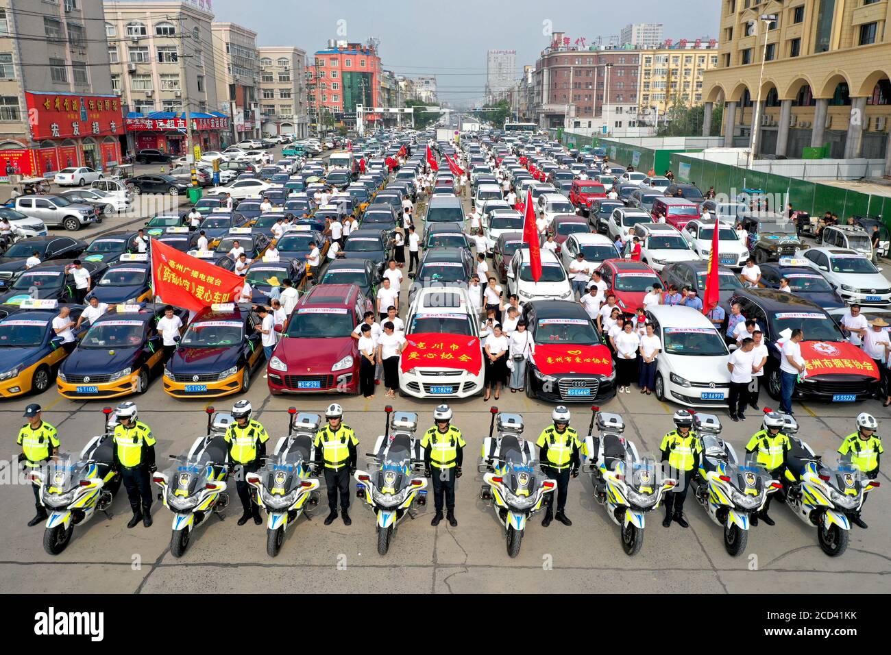 Vista aerea di un gruppo di volontari di pick-up oltre 800 tassisti e proprietari di auto private che si riuniscono a. Partecipa alla cerimonia di iniziazione di Gao Foto Stock