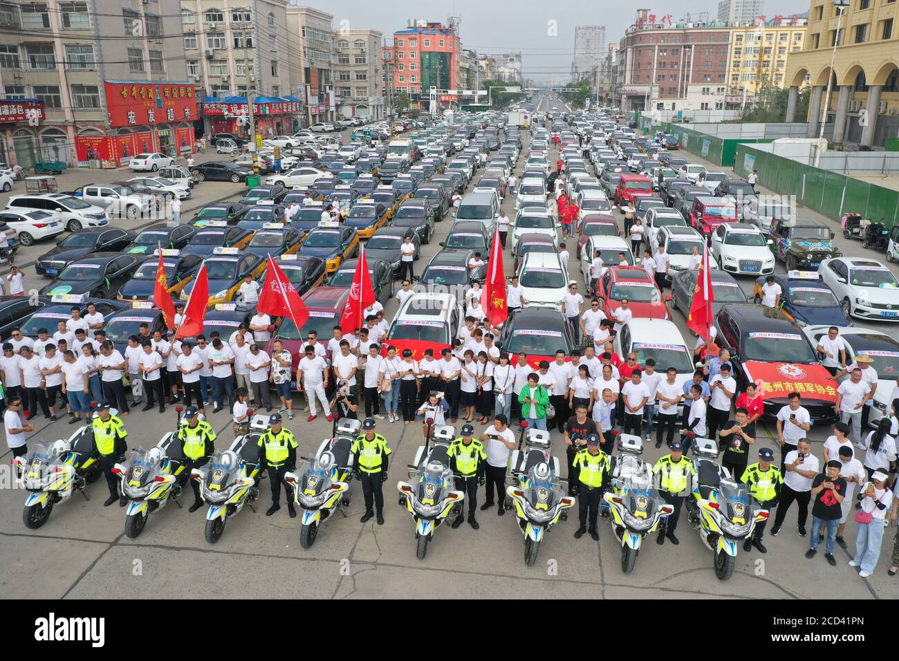 Vista aerea di un gruppo di volontari di pick-up oltre 800 tassisti e proprietari di auto private che si riuniscono a. Partecipa alla cerimonia di iniziazione di Gao Foto Stock