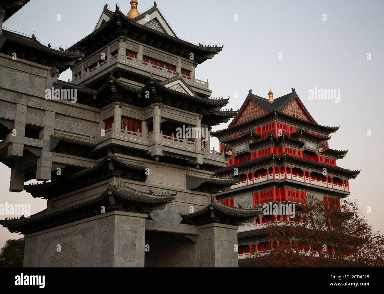 --FILE--vari edifici in vecchio stile che sono nello stile dei tempi feudali sono visti sulla strada della contea di Dushan, Qiannan Buyei e Miao Autonom Foto Stock