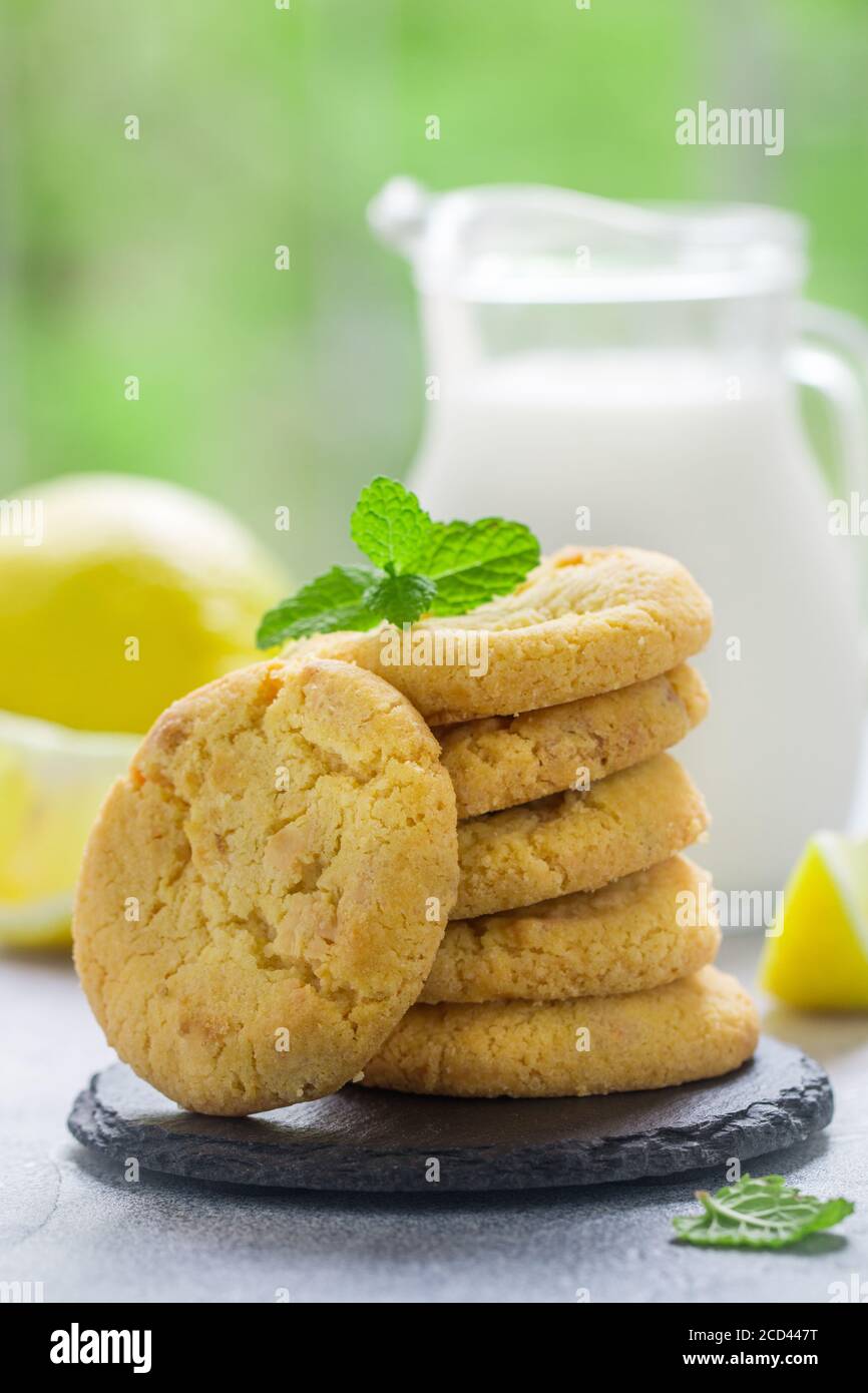 Biscotti al limone appena sfornati fatti in casa con cioccolato bianco. Dessert per buongustai. Messa a fuoco selettiva Foto Stock