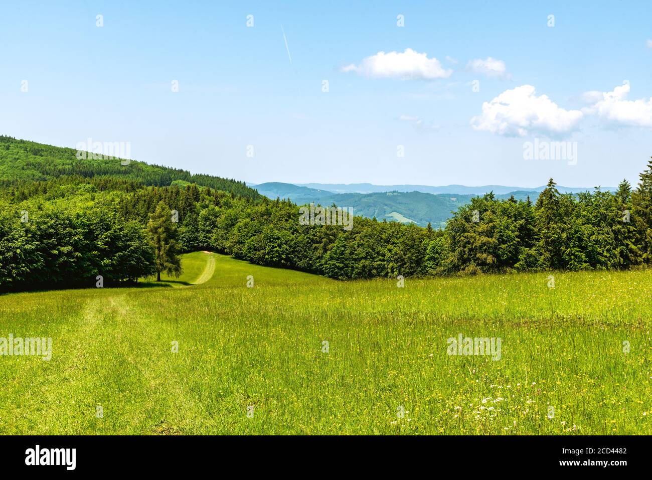 Primavera Bile Karpaty montagne scenario con mix di prati, foreste e colline sui confini ceco - slovacco sotto la collina Kosak Foto Stock