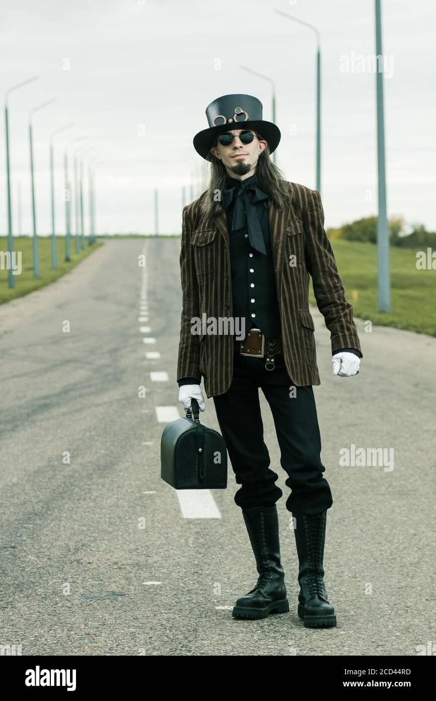 Il giovane uomo si strizzò in stile steampunk in posa sulla strada Foto  stock - Alamy
