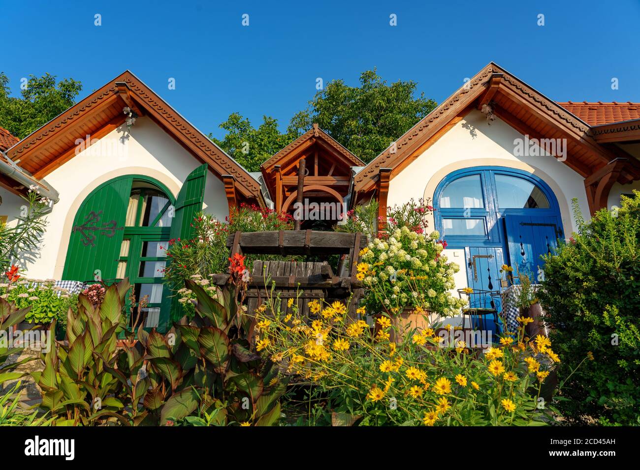 Colorate case stampa piccole nane in pecs Ungheria con molti fiori Foto Stock
