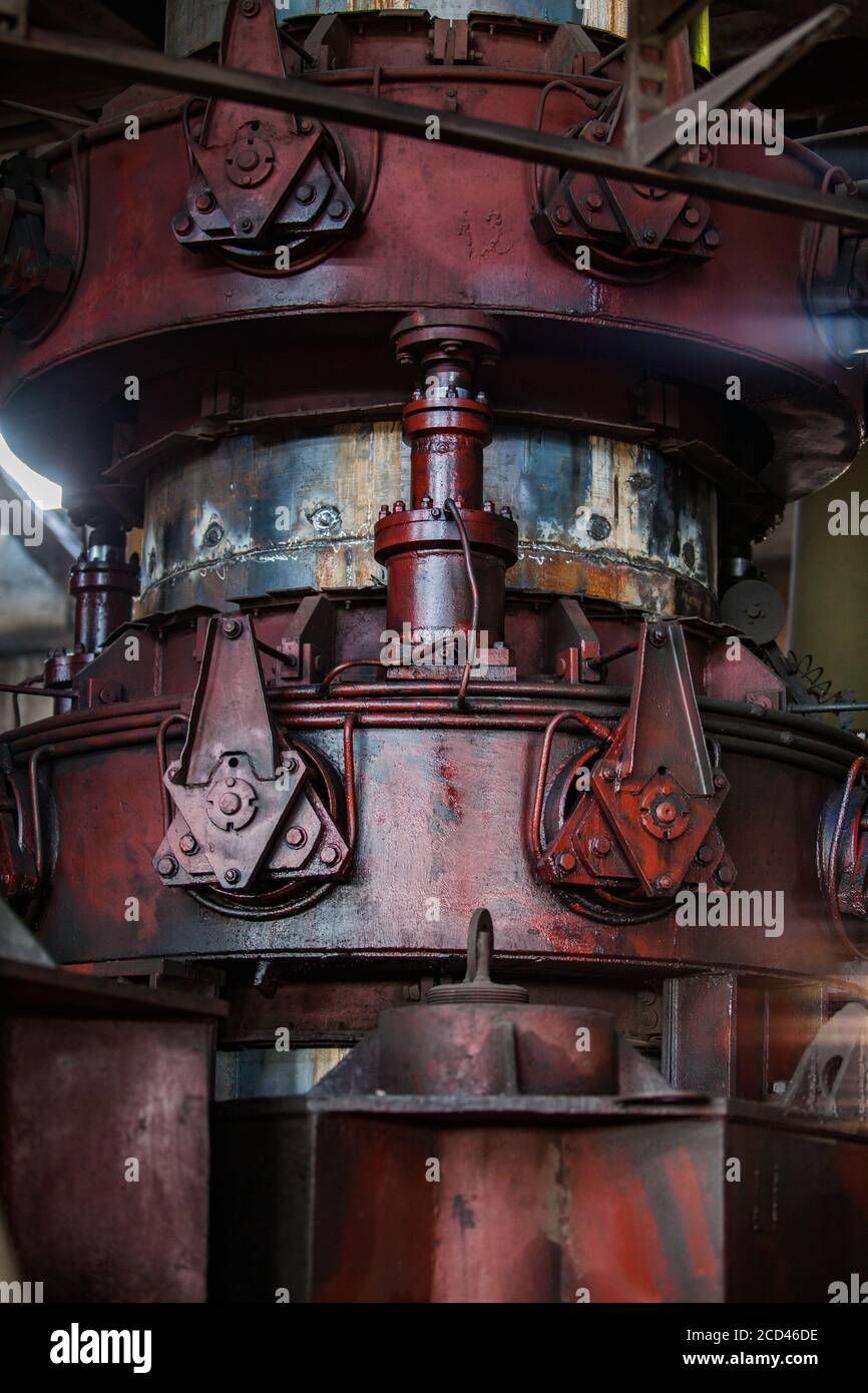 Officina metallurgia o acciaieria. Frammento di forno elettrico ad arco. Primo piano delle apparecchiature metallurgiche. Foto Stock