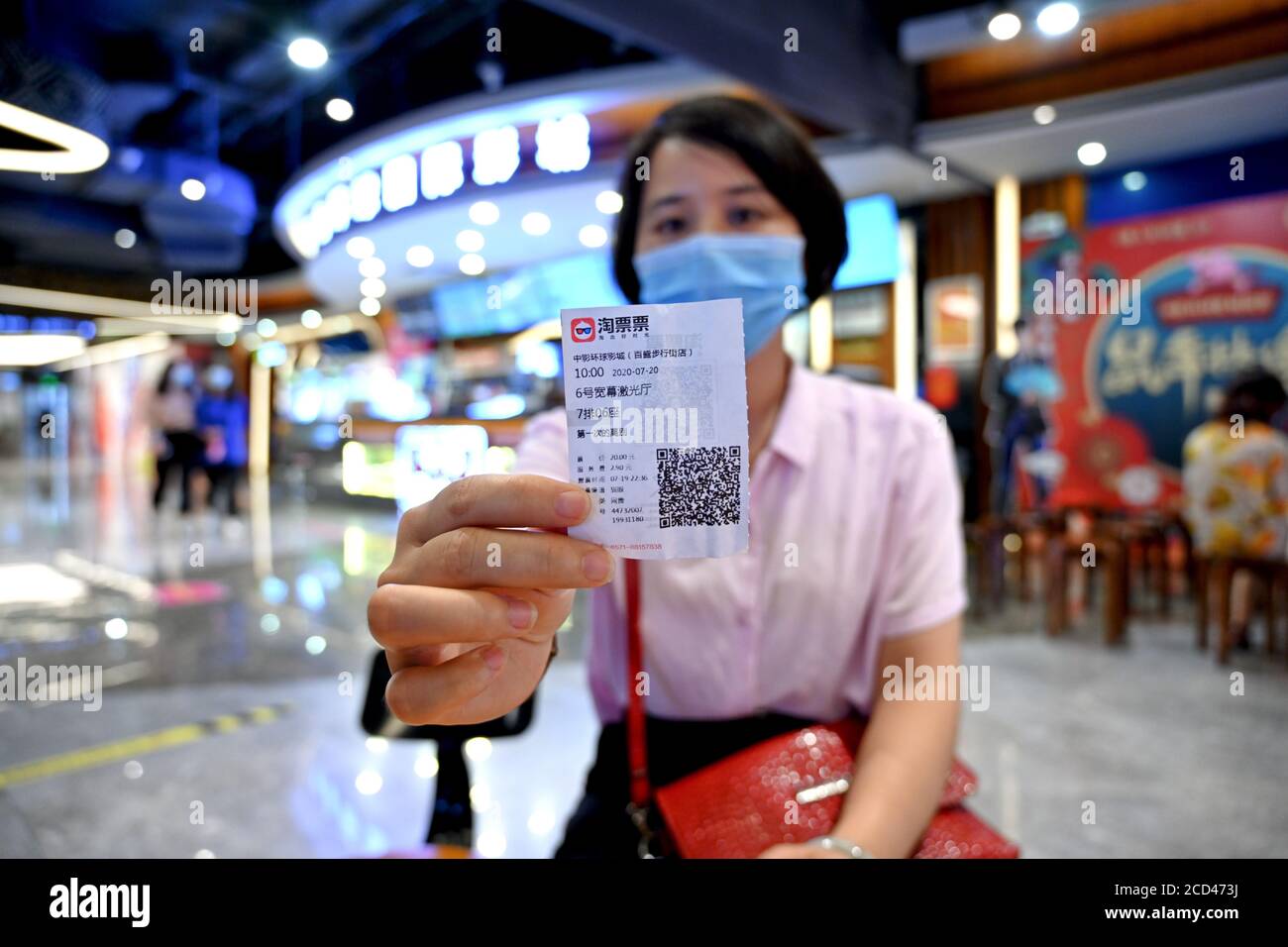 Il pubblico acquista i biglietti per il cinema riaprirà a livello nazionale, città di Nanning, regione autonoma di Guangxi Zhuang della Cina meridionale, 20 luglio 2020. La cin cinese Foto Stock