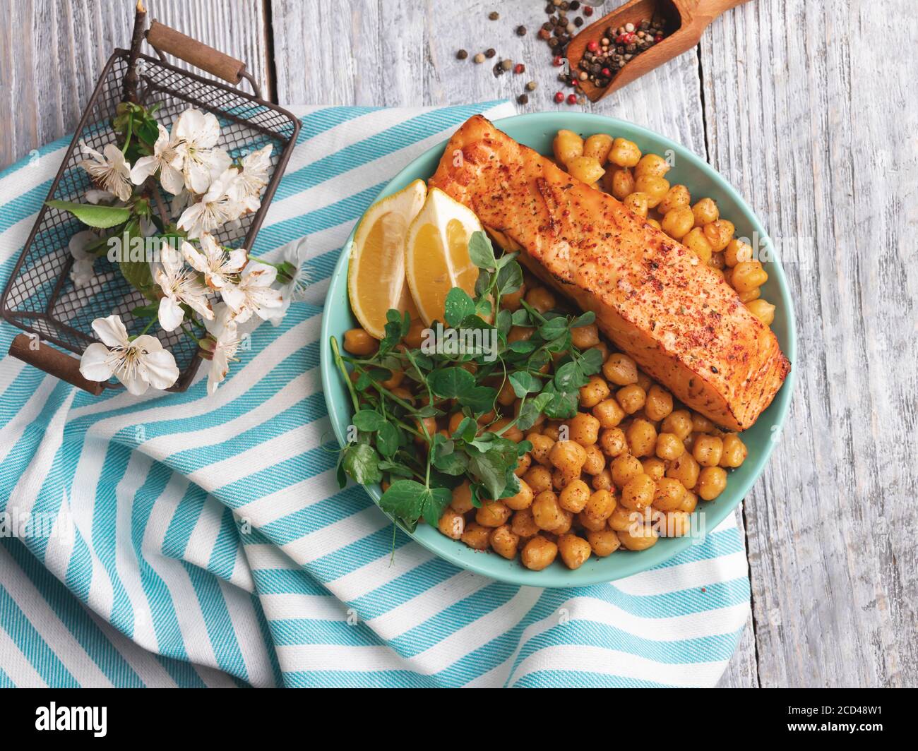 filetto di salmone arrosto al forno con ceci, limone e noccioline di pisello cibo sano. Foto Stock