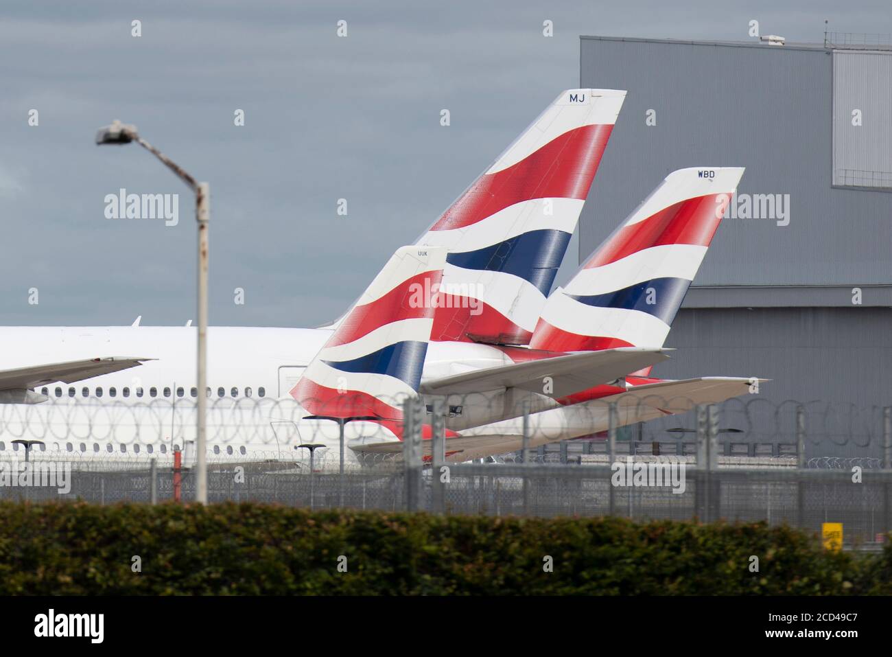 Aeroporto di Heathrow, Londra, Regno Unito. 26 agosto 2020. British Airways ha parcheggiato all'aeroporto di Heathrow. La pandemia di COVID-19 ha visto il crollo dell'industria aerea in tutto il mondo, con circa il 11% dei passeggeri a Heathrow nel luglio 2020 rispetto allo stesso mese del 2019, e circa il 25% dei movimenti del traffico aereo a Heathrow nel luglio 2020 rispetto al luglio 2019. Credit: Malcolm Park/Alamy Live News. Foto Stock