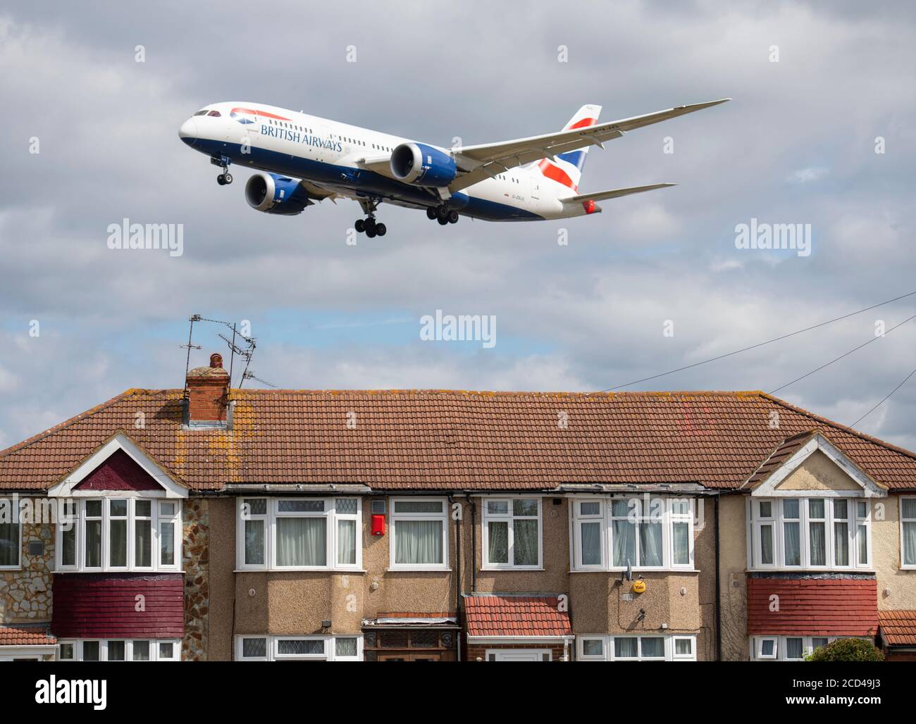 Aeroporto di Heathrow, Londra, Regno Unito. 26 agosto 2020. British Airways Boeing 787 Dreamliner da Amsterdam su Myrtle Avenue in avvicinamento alla pista 27L a Heathrow in raffica vento, i resti di Storm Francis. La pandemia di COVID-19 ha visto il crollo dell'industria aerea in tutto il mondo, con circa il 11% dei passeggeri a Heathrow nel luglio 2020 rispetto allo stesso mese del 2019, e circa il 25% dei movimenti del traffico aereo a Heathrow nel luglio 2020 rispetto al luglio 2019. Credit: Malcolm Park/Alamy Live News. Foto Stock