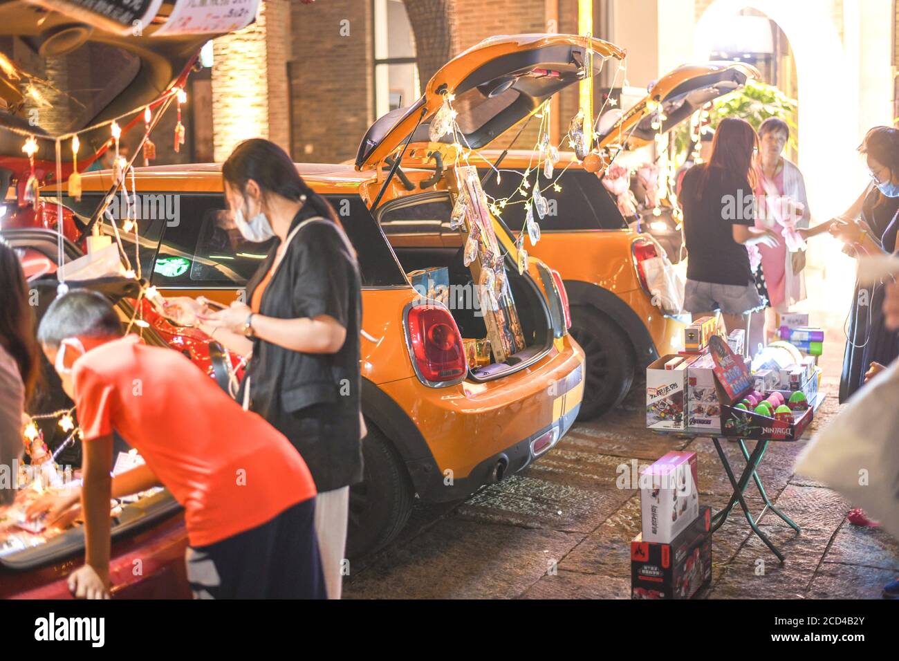 Una gamma di parcheggi e apre il loro tronco, dove sono messi vari prodotti, formando un mercato notturno speciale nella città di Jinan, Shandong Provin della Cina orientale Foto Stock