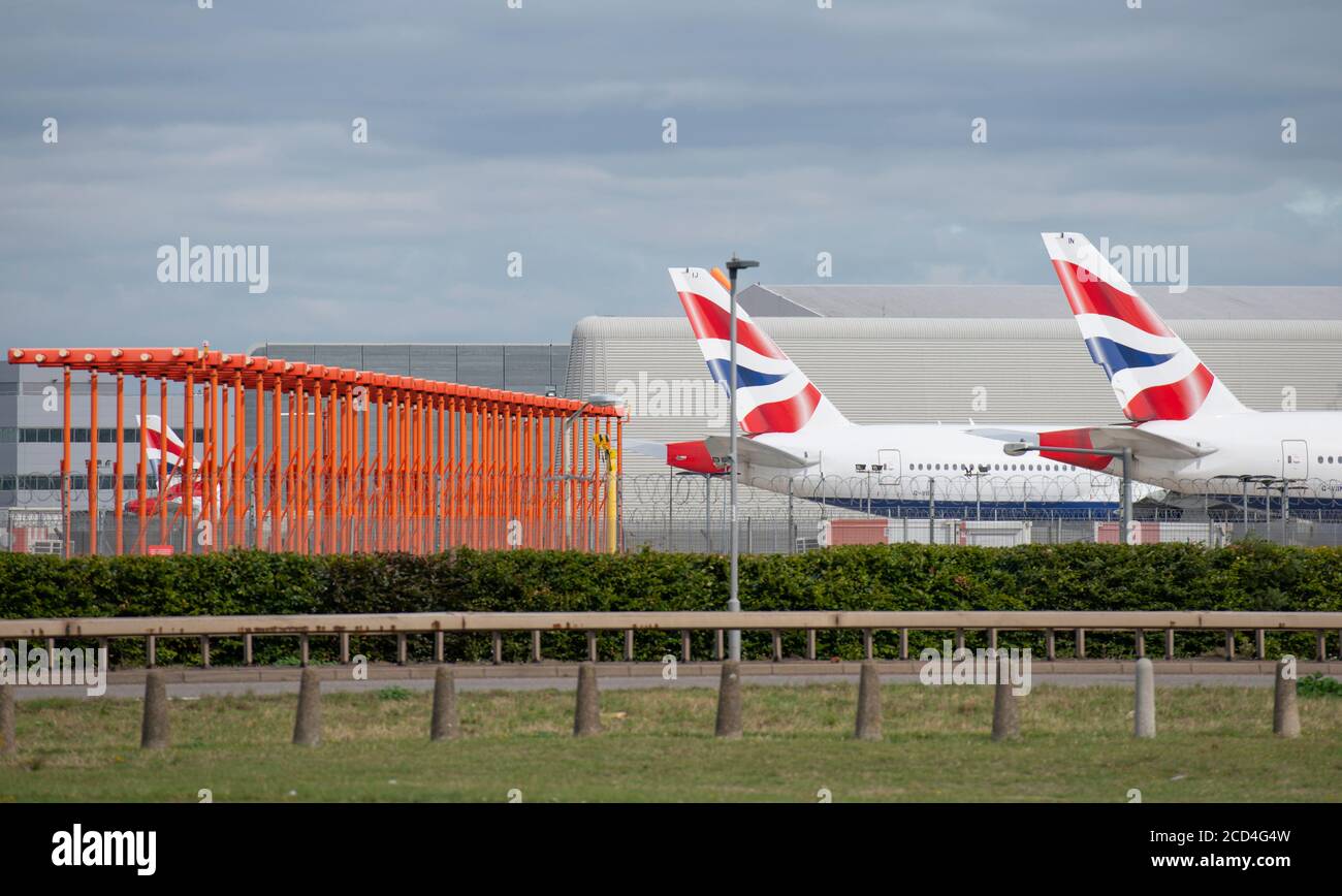 Aeroporto di Heathrow, Londra, Regno Unito. 26 agosto 2020. British Airways ha parcheggiato all'aeroporto di Heathrow. La pandemia di COVID-19 ha visto il crollo dell'industria aerea in tutto il mondo, con circa il 11% dei passeggeri a Heathrow nel luglio 2020 rispetto allo stesso mese del 2019, e circa il 25% dei movimenti del traffico aereo a Heathrow nel luglio 2020 rispetto al luglio 2019. Credito: Malcolm Park/Alamy Foto Stock