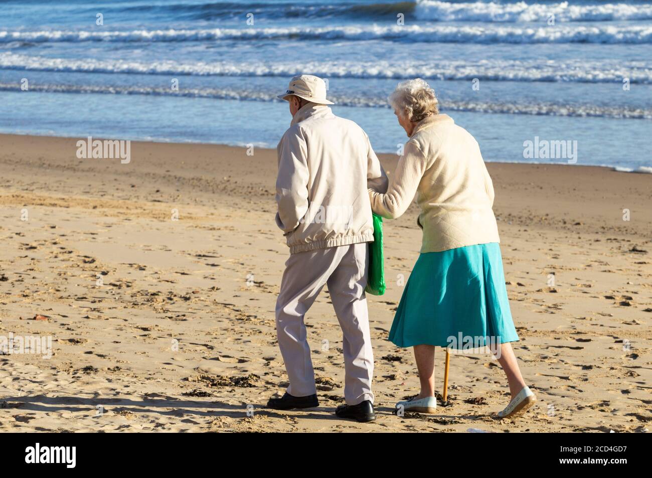 Coppie anziane che camminano sulla spiaggia di Seaton Carew, nel nord-est dell'Inghilterra. REGNO UNITO Foto Stock