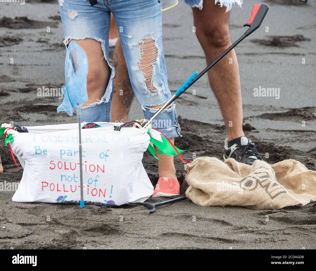 Fare parte della soluzione non lo slogan inquinamento sulla borsa durante la pulizia della spiaggia. Foto Stock