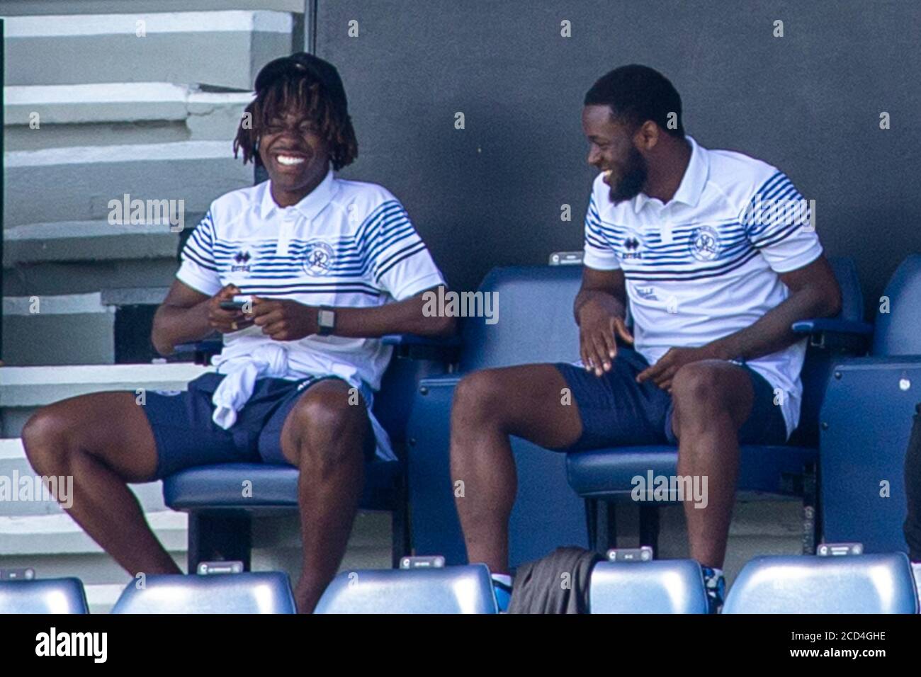 (L-R) Eberechi Eze of Queens Park Rangers e Bright Osayi-Samuel of Queens Park Rangers durante la partita pre-stagione, Queens Park Rangers / AFC Wimbledon Foto Stock