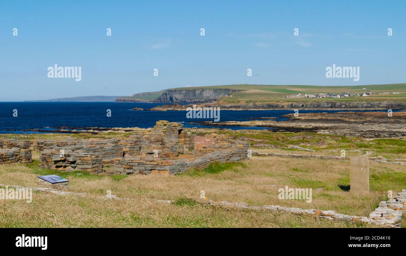 Resti di una chiesa norrena e pietra pitti, Brough of Birsay, Orkney Foto Stock