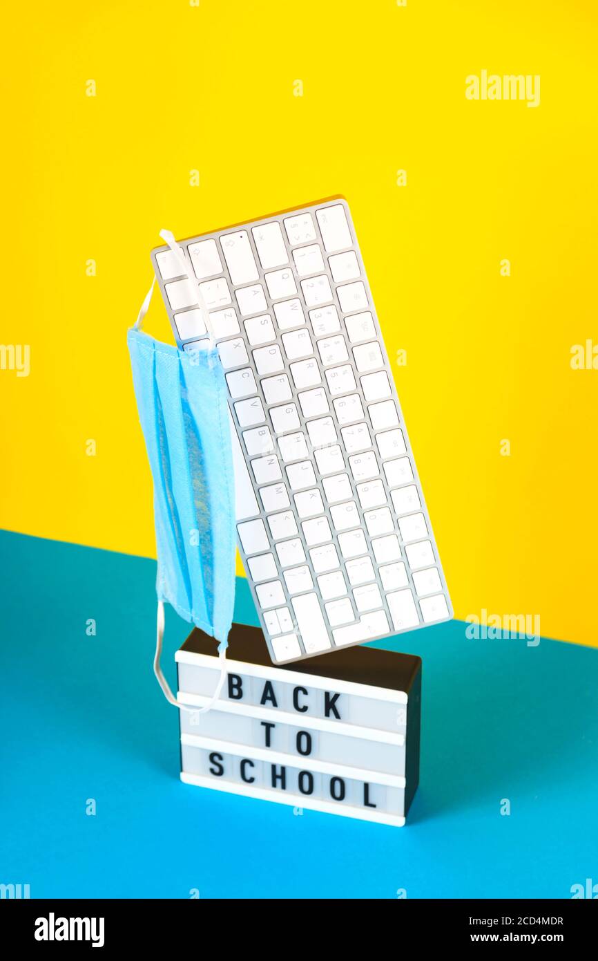 Ritorno a scuola di tendenza background concetto di apprendimento a distanza Foto Stock