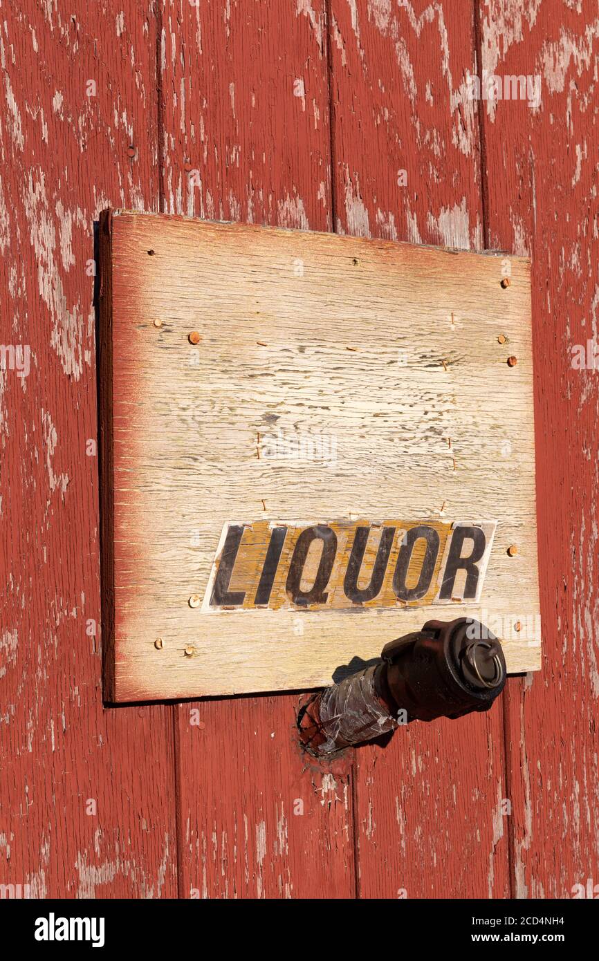 Gloversville, New York: Segno umoristico su un rubinetto di carburante, presso una ditta di abbronzatura. Foto Stock