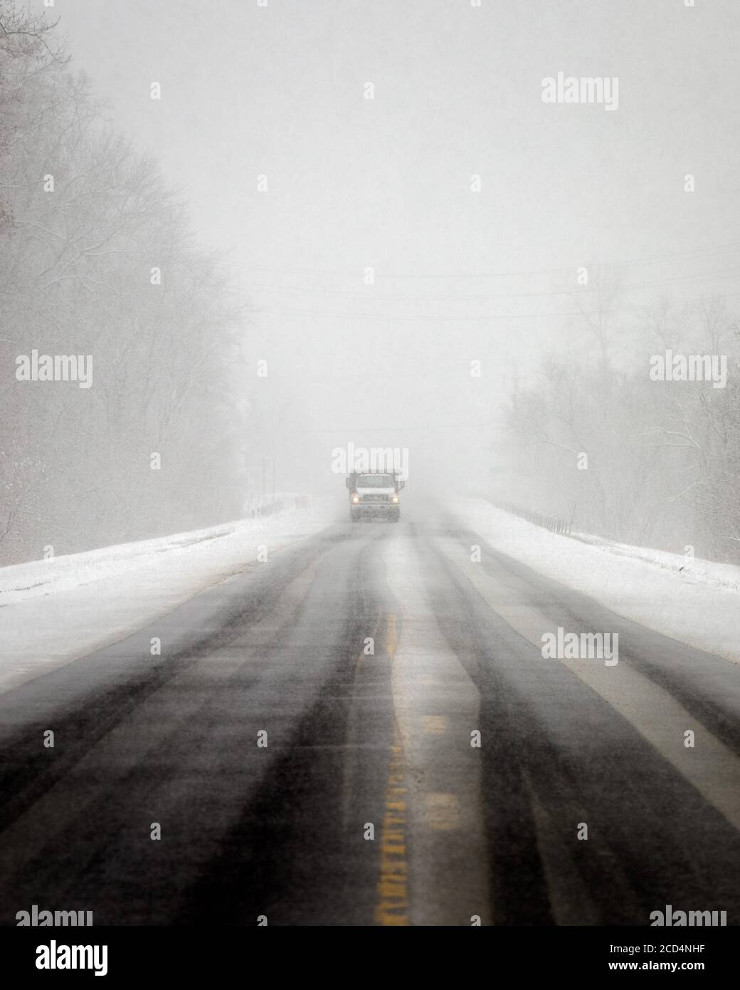 Mohawk Valley, New York state: La ridotta visibilità durante una tempesta di neve rende il viaggio pericoloso per questo camion soleggiato. Foto Stock