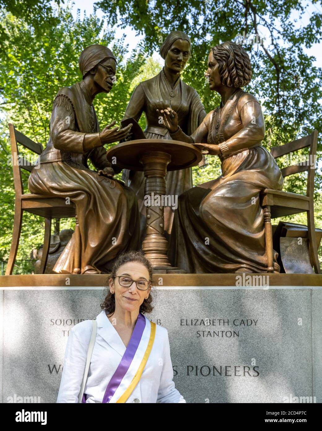 New York, Stati Uniti. 26 Agosto 2020. L'artista Meredith Bergmann pone di fronte alla sua nuova statua "il Monumento dei pionieri dei diritti della donna" pochi istanti dopo la sua inaugurazione nella città di New York. Il primo monumento aggiunto a Central Park dal 1965 è costituito da figure bronzee di attivisti per i diritti delle donne Sojourner Truth, Susan B. Anthony, ed Elizabeth Cady Stanton ed è anche il primo monumento a Central Park a rappresentare le donne reali. Credit: Enrique Shore/Alamy Live News Foto Stock