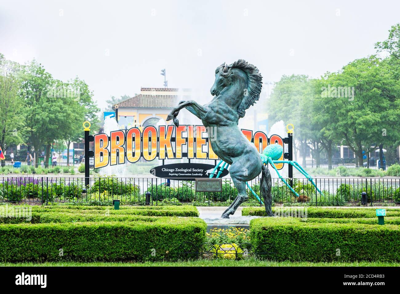 Una mostra al Brookfield Zoo con un cavallo in piedi davanti a un cartello. Lo zoo ospita oltre 2300 animali e oltre 450 specie diverse. Foto Stock