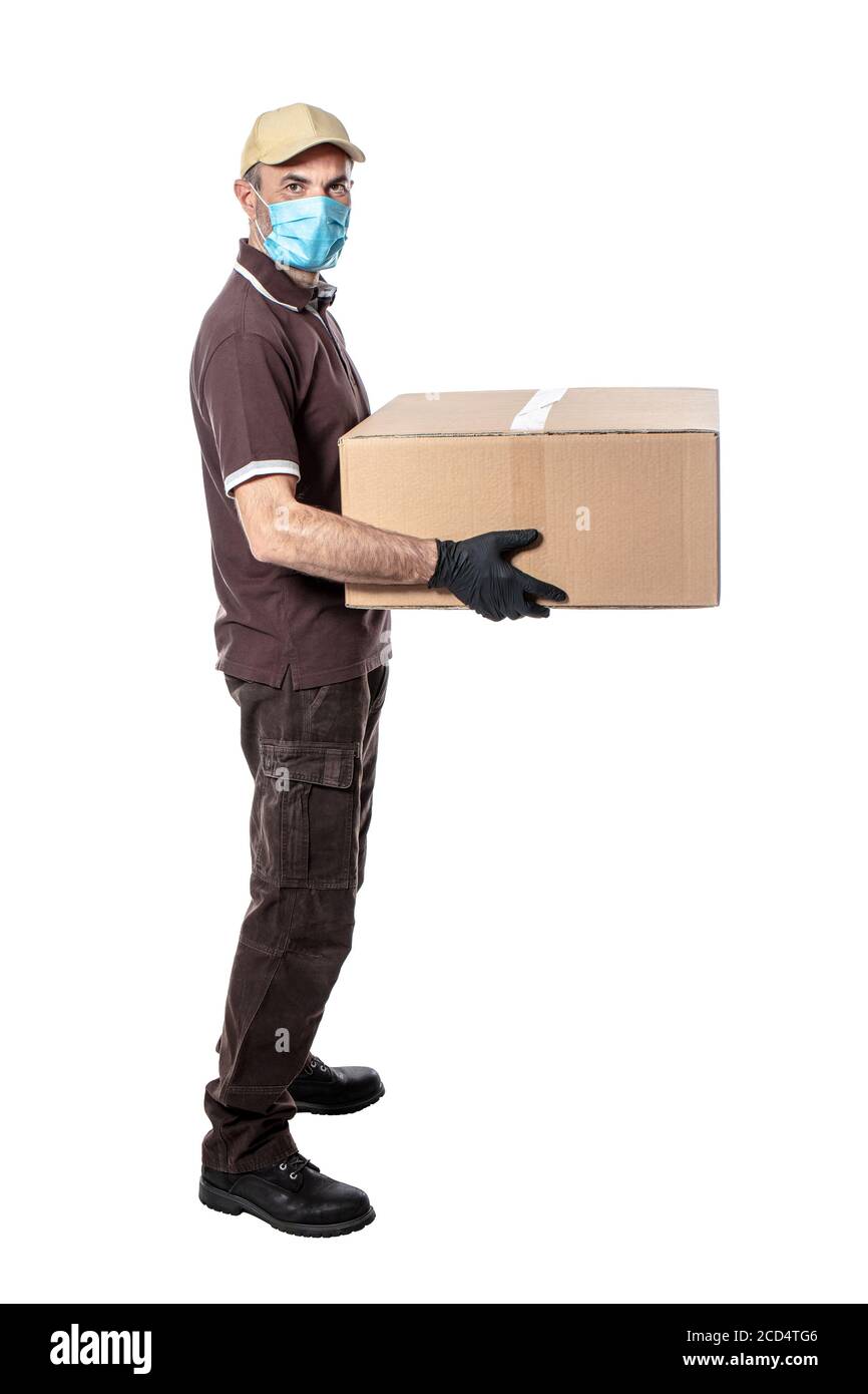 uomo di consegna con maschera e guanti per proteggere il coronavirus covid-19. isolato su bianco. Foto Stock