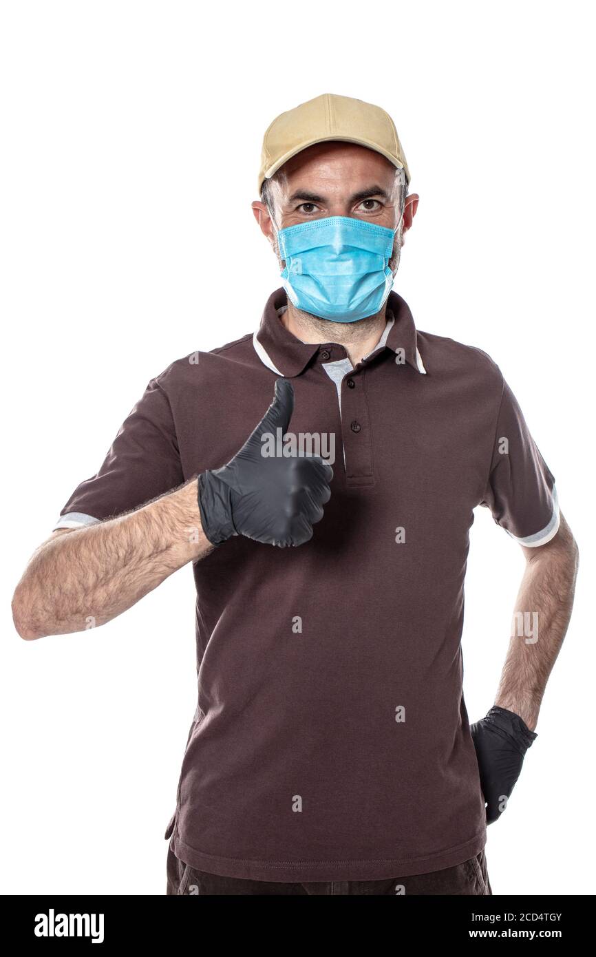 corriere uomo spedizione con maschera e guanti per pandemic covid 19. isolato su bianco. Foto Stock
