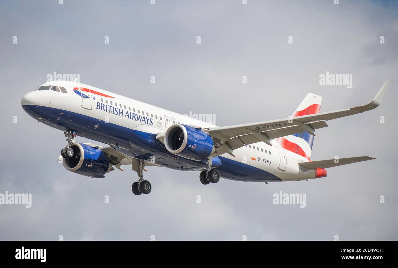 Aeroporto di Heathrow, Londra, Regno Unito. 26 agosto 2020. British Airways Airbus A320 G-TTNJ in avvicinamento alla pista 27L a Heathrow in raffica vento, i resti di Storm Francis. La pandemia di COVID-19 ha visto il crollo dell'industria aerea in tutto il mondo, con circa il 11% dei passeggeri a Heathrow nel luglio 2020 rispetto allo stesso mese del 2019, e circa il 25% dei movimenti del traffico aereo a Heathrow nel luglio 2020 rispetto al luglio 2019. Credito: Malcolm Park/Alamy. Foto Stock