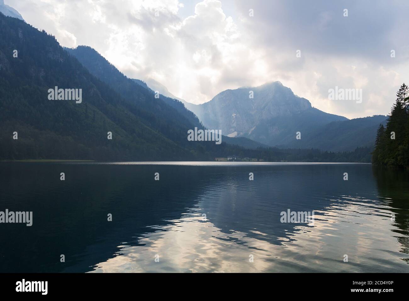 Bel sole raggi sul lago Vorderer langbathsee in Austria Alp montagna Foto Stock