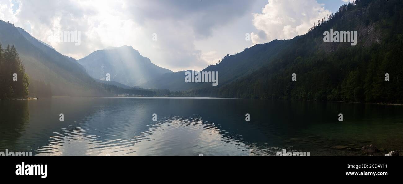 Vista panoramica sul lago di Vorderer langbathsee nella montagna austriaca dell'Alpe Foto Stock