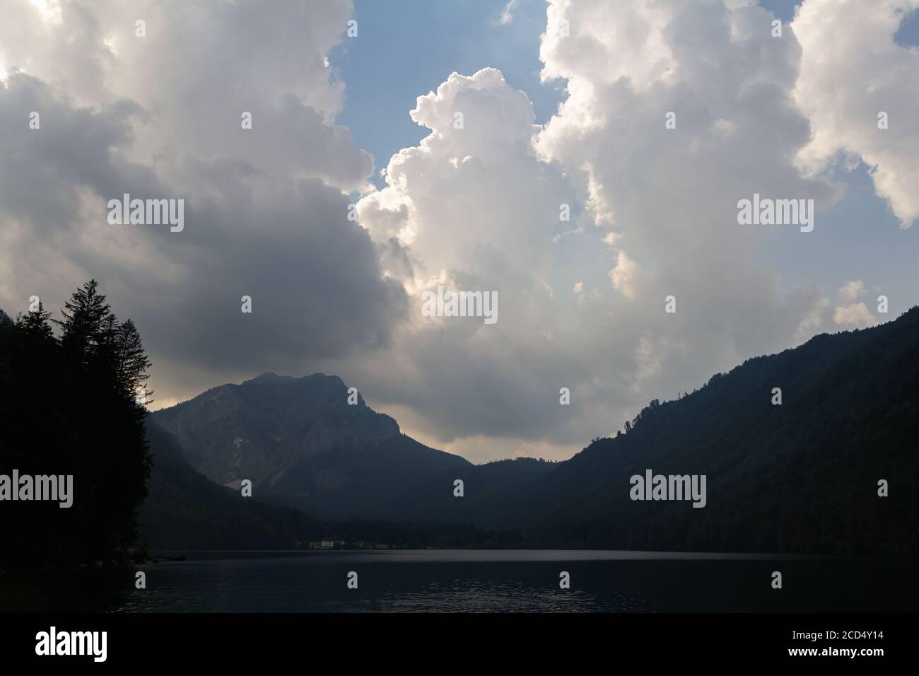 Cielo spettacolare sul lago Vorderer langbathsee nella montagna austriaca dell'Alp Foto Stock