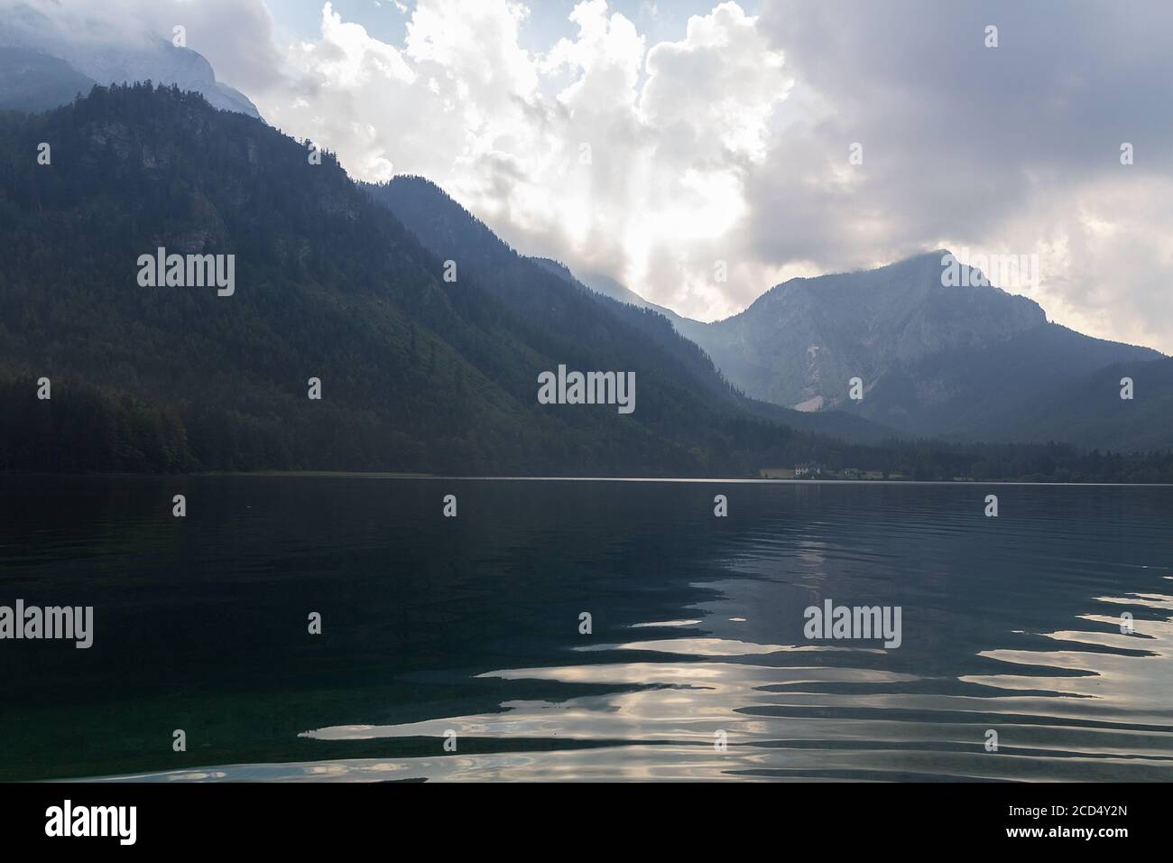 Bel sole raggi sul lago Vorderer langbathsee in Austria Alp montagna Foto Stock