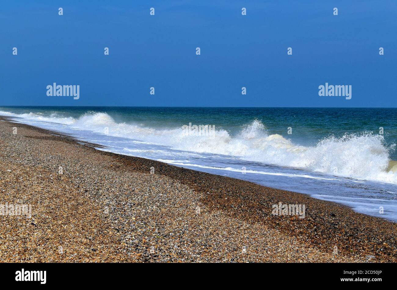 Infrangere le onde sulla spiaggia di Blakeney Point. Foto Stock