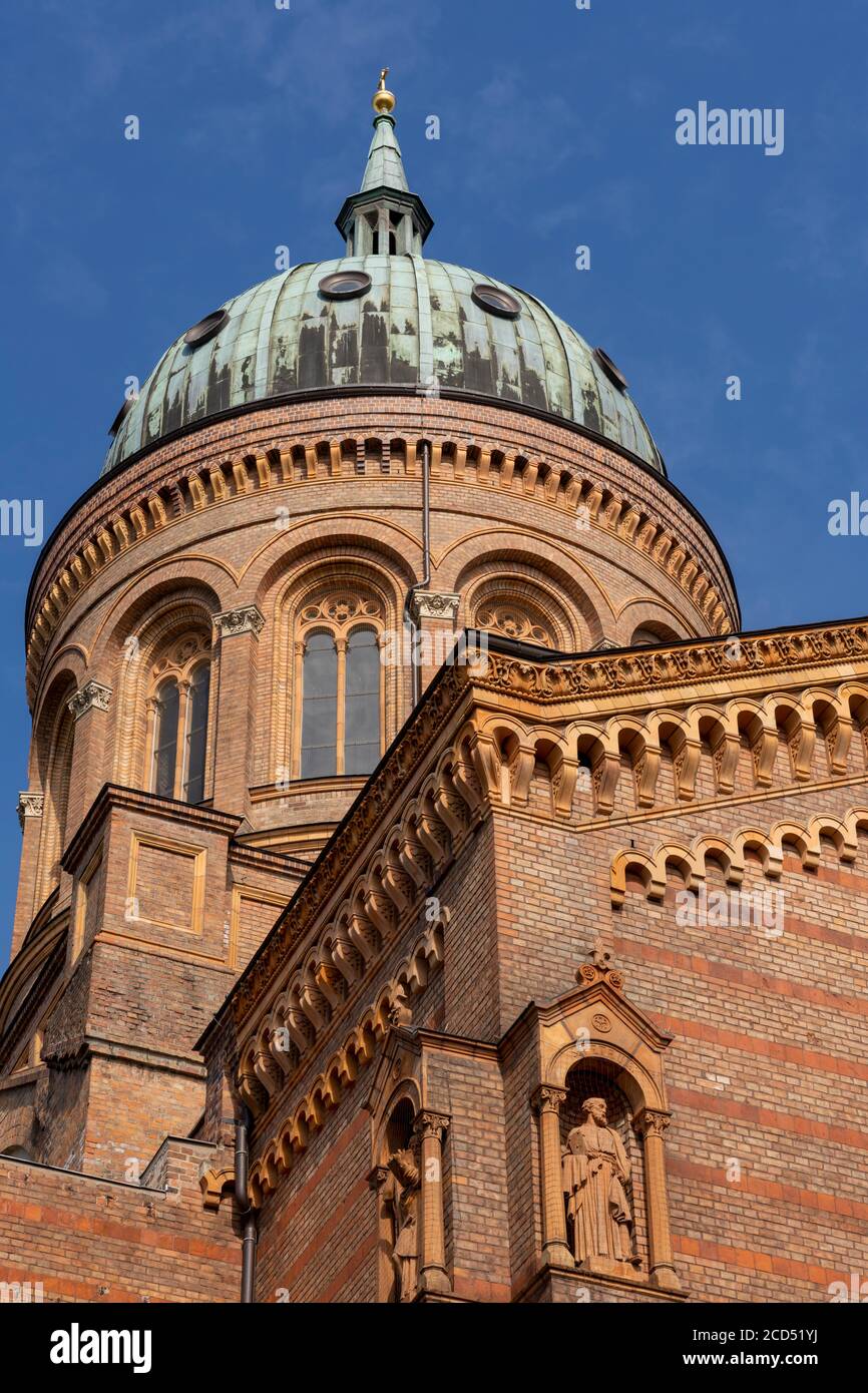La torre e la cupola della Chiesa di San Michele, nel quartiere di Mitte, Berlino, Germania Foto Stock