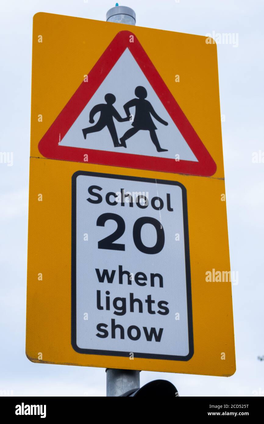 Segnale stradale otuside scuola avvertimento del limite di velocità in Ormskirk Lancashire 2020 giugno Foto Stock