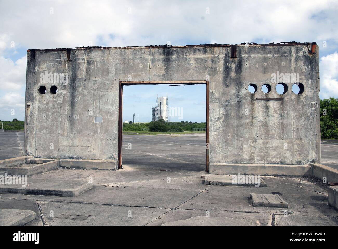 Cape Canaveral Air Force Station, Florida, USA. 26 agosto 2020. I resti di un edificio di supporto a terra del complesso 34 fanno da cornice a United Launch Alliance (ULA) Delta IV razzo pesante in preparazione per il lancio dal complesso 37 alla Cape Canaveral Air Force Station, Florida, mercoledì 26 agosto 2020. A bordo è presente un payload classificato per il National Reconnaissance Office degli Stati Uniti. Il lancio è previsto per la mattina presto il 27 agosto. Foto di Joe Marino/UPI Credit: UPI/Alamy Live News Foto Stock