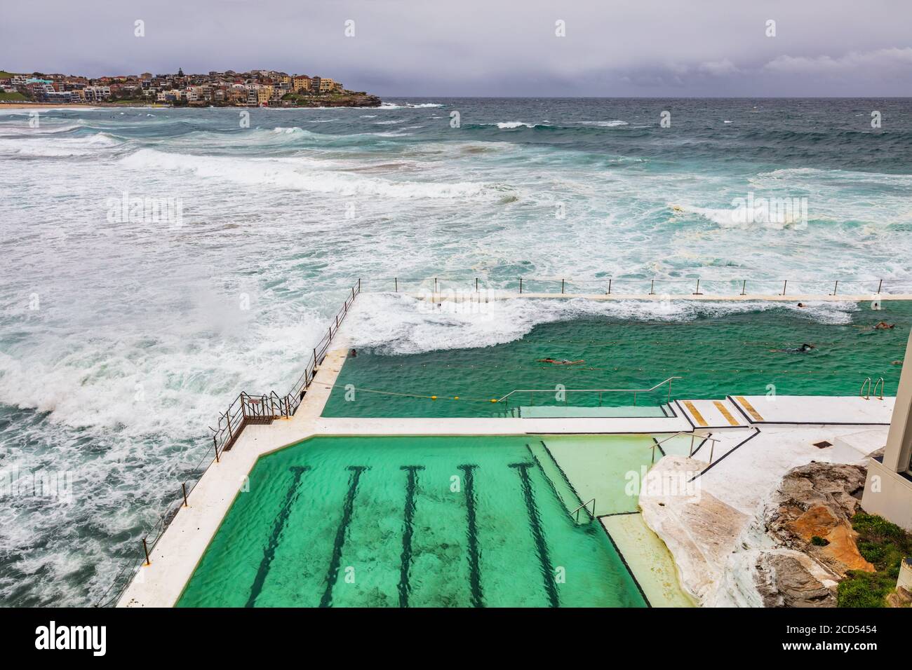 Piscina sulla spiaggia di Sydney Bondi. Viaggio in Australia. L'oceano ondeggia sulla famosa attrazione turistica sulla costa Foto Stock