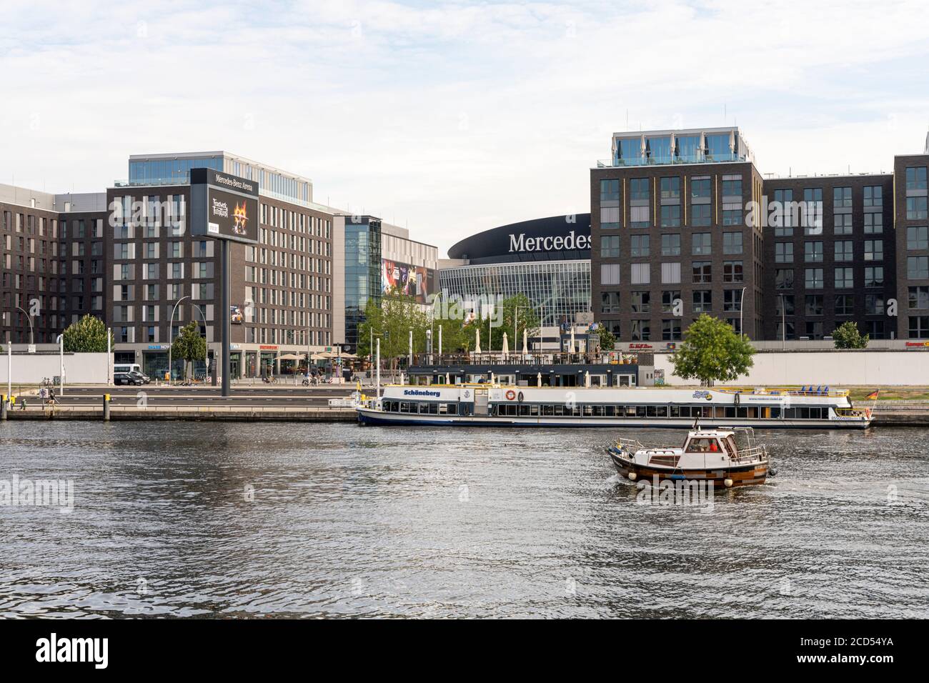 Mercedes Platz e la Mercedes Arena lungo il fiume Sprea e il Muro di Berlino, a Berlino, in Germania Foto Stock