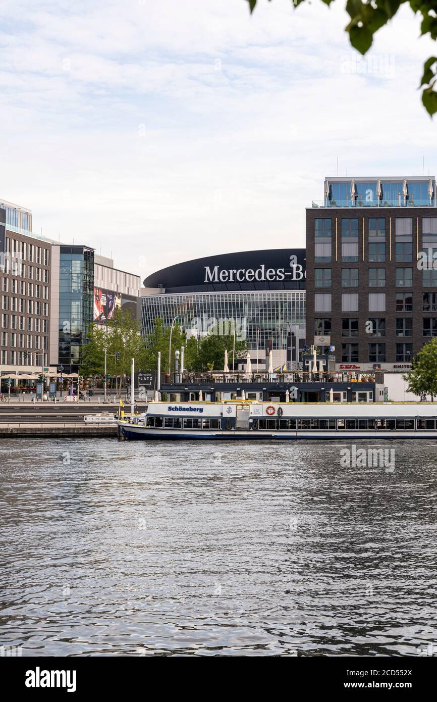 Mercedes Platz e la Mercedes Arena lungo il fiume Sprea e il Muro di Berlino, a Berlino, in Germania Foto Stock