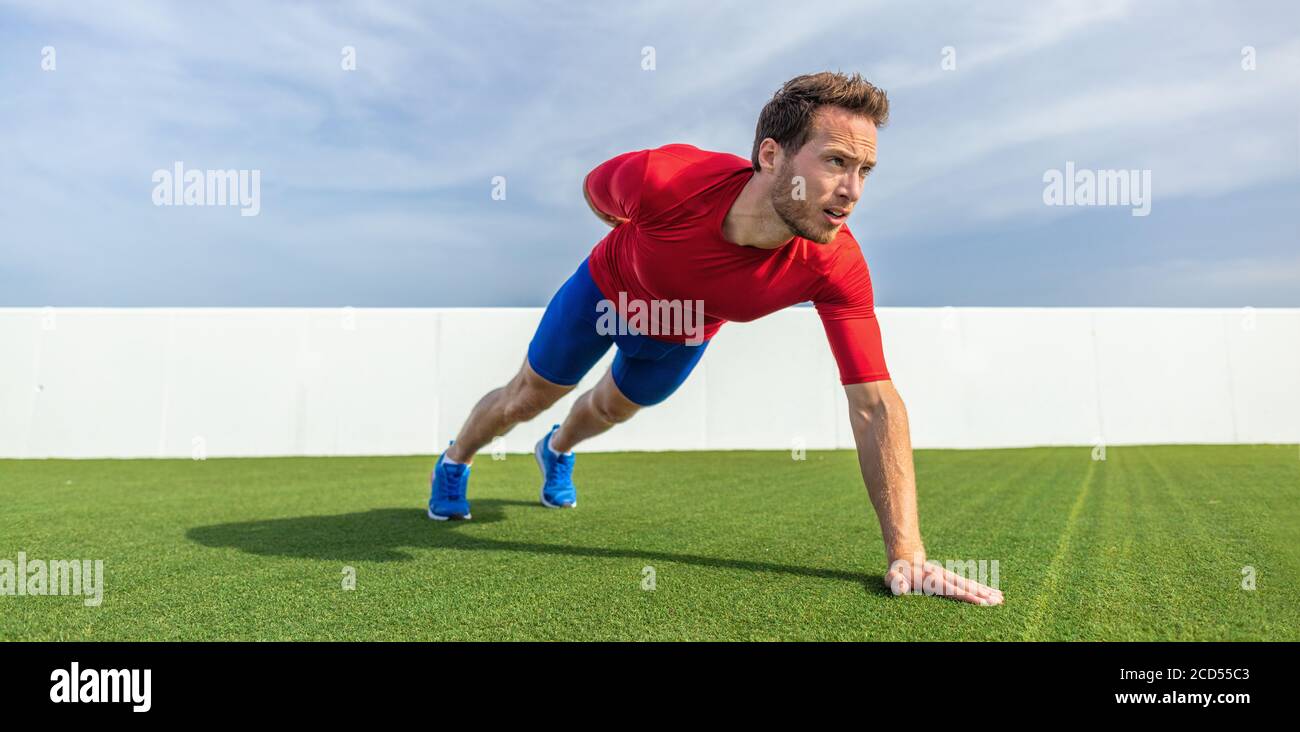 Un braccio spinta in su l'esercitazione del peso del corpo uomo forte che lavora fuori i muscoli con variazione avanzata dei push-up. Allenati in palestra Foto Stock