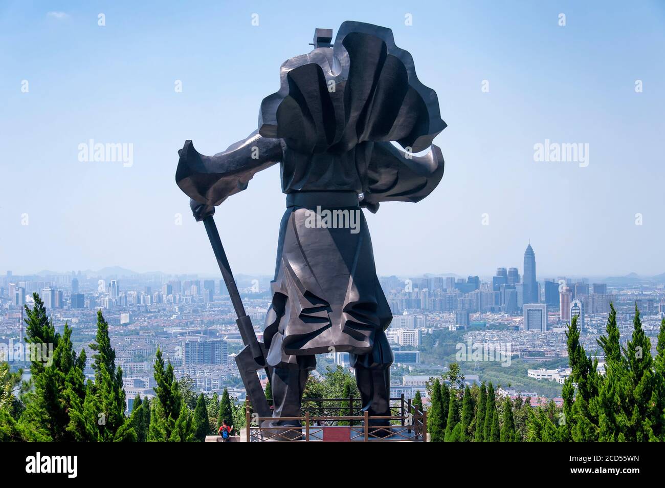 Il retro del bronzo yu il grande fondatore della statua della dinastia xia che domina la città di shaoxing cina in una giornata di sole nella provincia di Zhejiang. Foto Stock