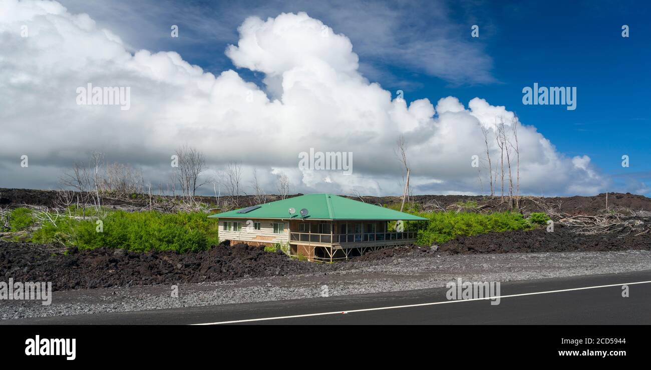 Casa circondata da Kilauea Lava Flow, a sud di Pahoa, Hawaii, Stati Uniti Foto Stock