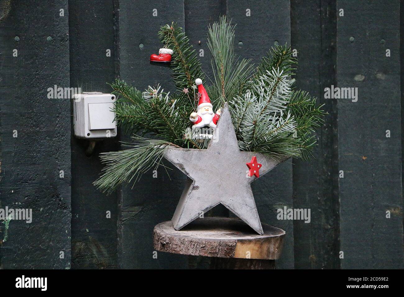 Stella decorativa natalizia con rami di pino e figura di Babbo Natale sulla parte superiore Foto Stock