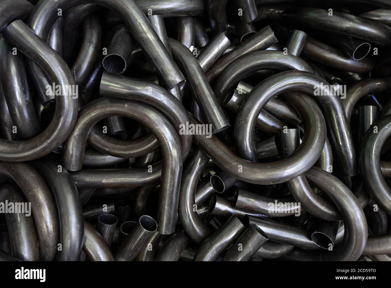 astratto nero industriale fondo telaio completo di tubi in acciaio curvato Foto Stock