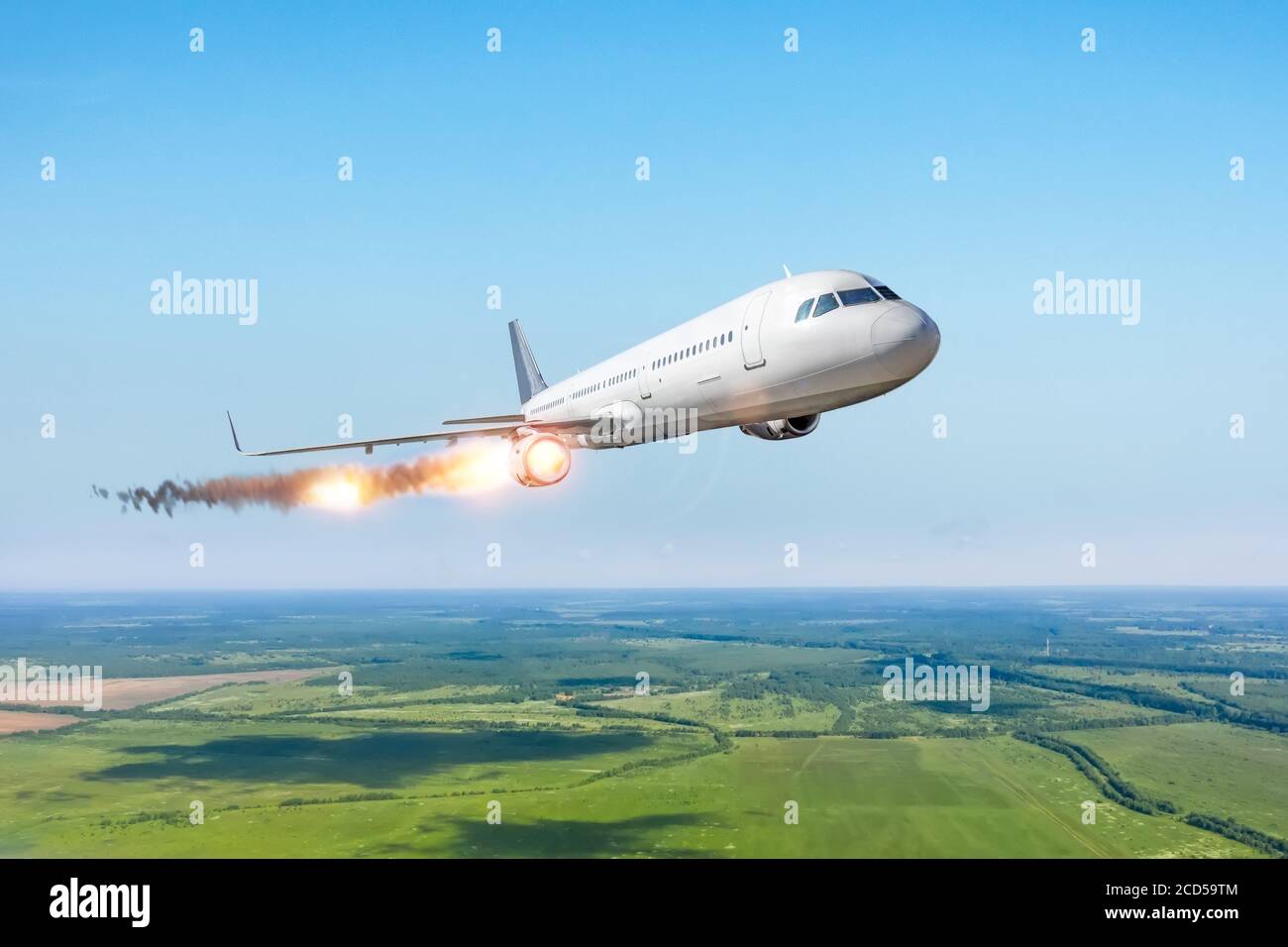 Esplodere e bruciare aeromobili motore dopo il decollo aeroporto in il cielo blu prima di schiantarsi Foto Stock